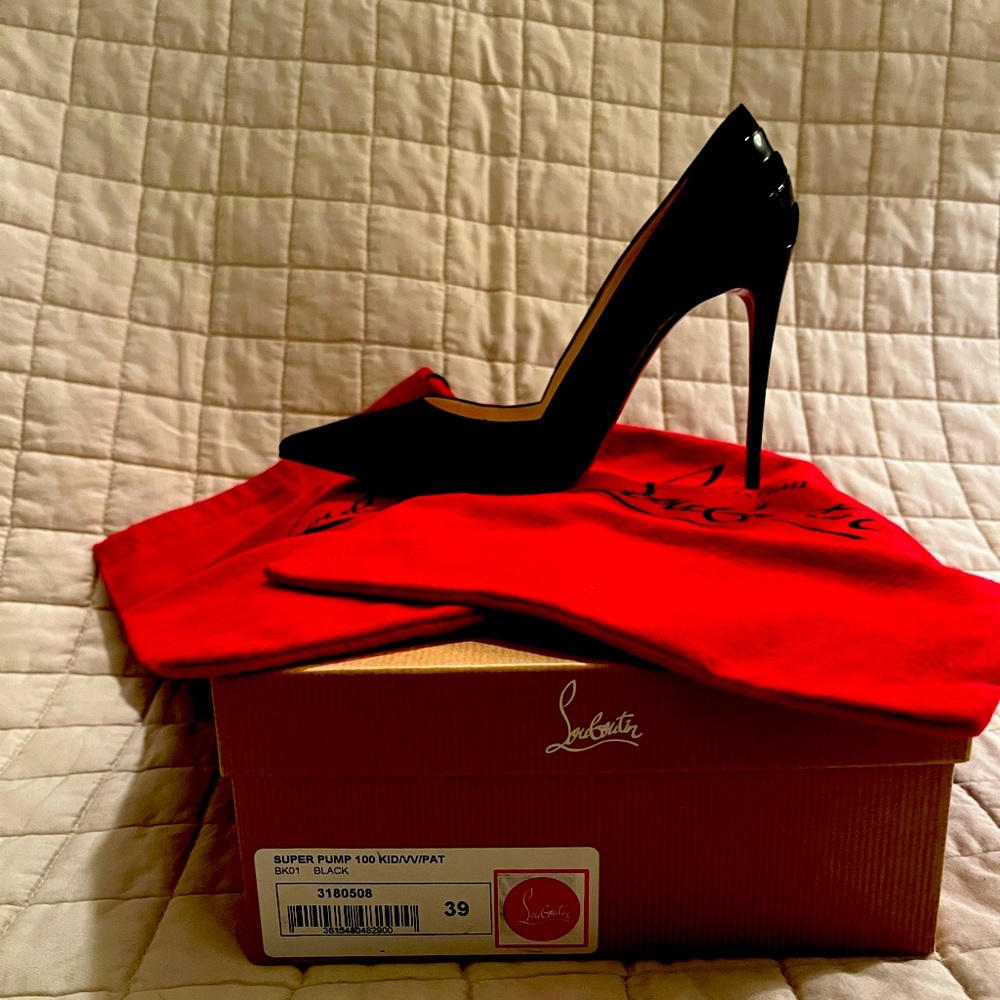 NEVER WORN Christian Louboutin Super Pump with dust covers and box.